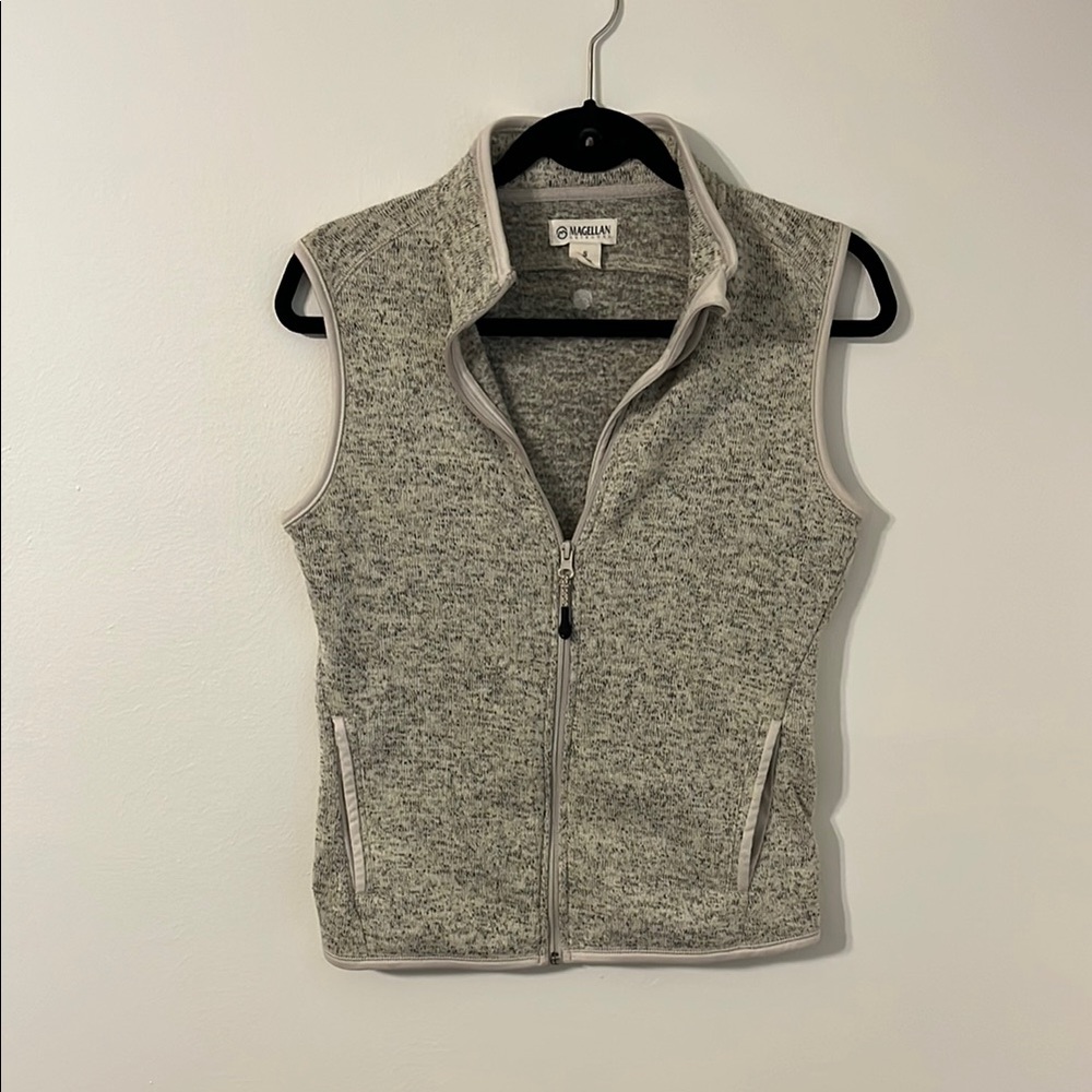 🛍️3/$10 Magellan Outdoors Gray Vest